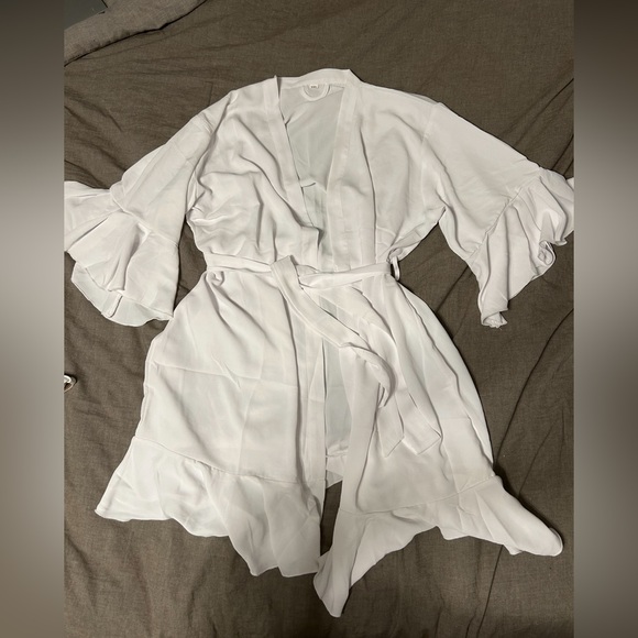 white flutter sleeve robe - Picture 1 of 1